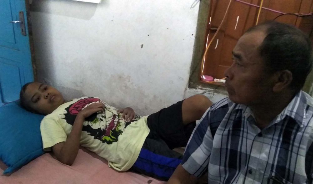 Dwi Ganda Putra bersama ayahnya, Soleh Cahyono di rumahnya Dusun Modopuro, Desa Modopuro, Kecamatan Mojosari, Kabupaten Mojokerto