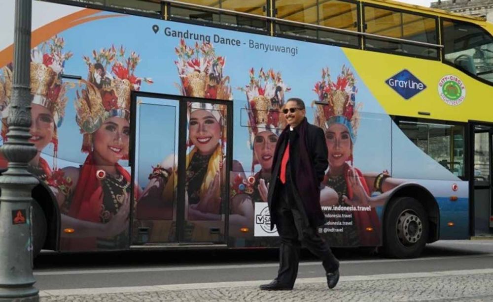 Menteri Pariwisata (Menpar) Arief Yahya berfoto di samping bus ber-branding Gandrung Banyuwangi di Berlin, Jerman