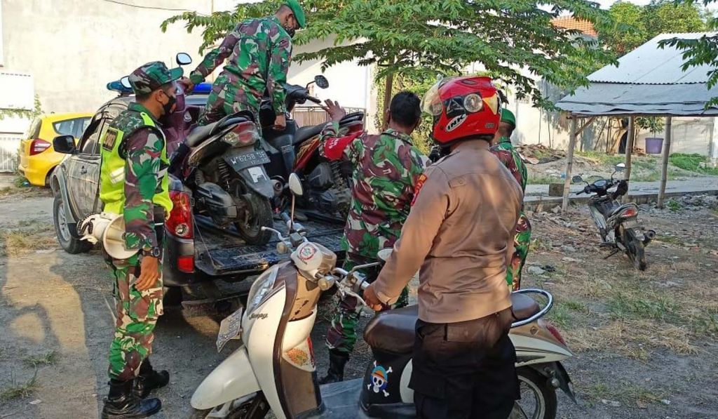 Tiga pilar Kecamatan Manyar, Gresik saat membubarkan arena gantangan burung