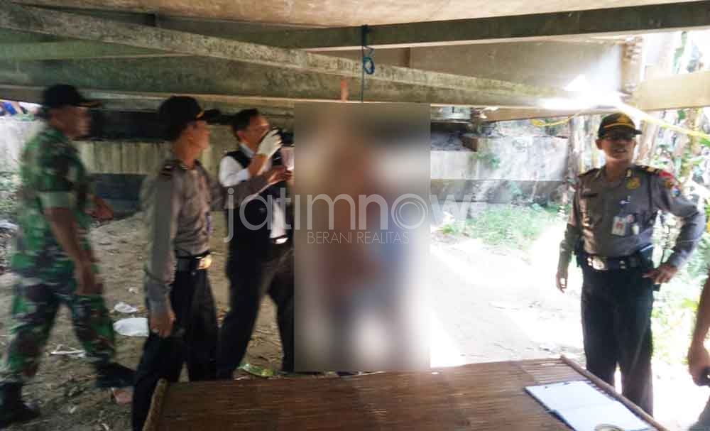 Polisi saat melakukan penyelidikan di rumah Sugeng yang ditemukan tewas gantung diri.