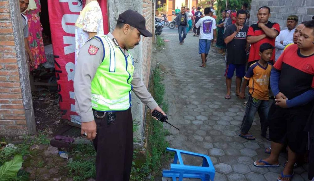 Polisi mengamankan lokasi gantung diri
