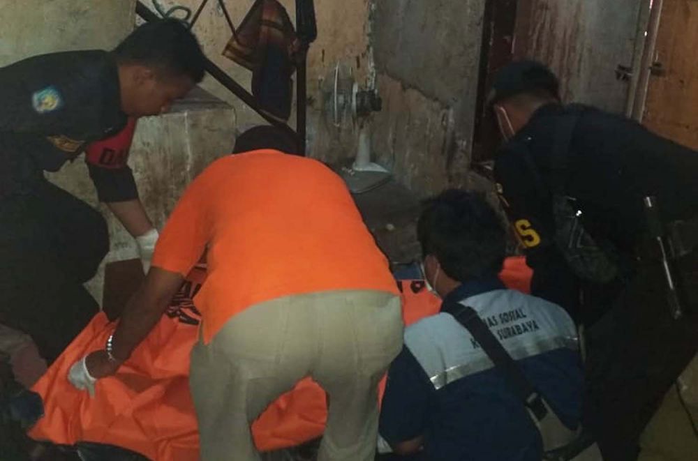 Petugas mengevakuasi jenazah korban