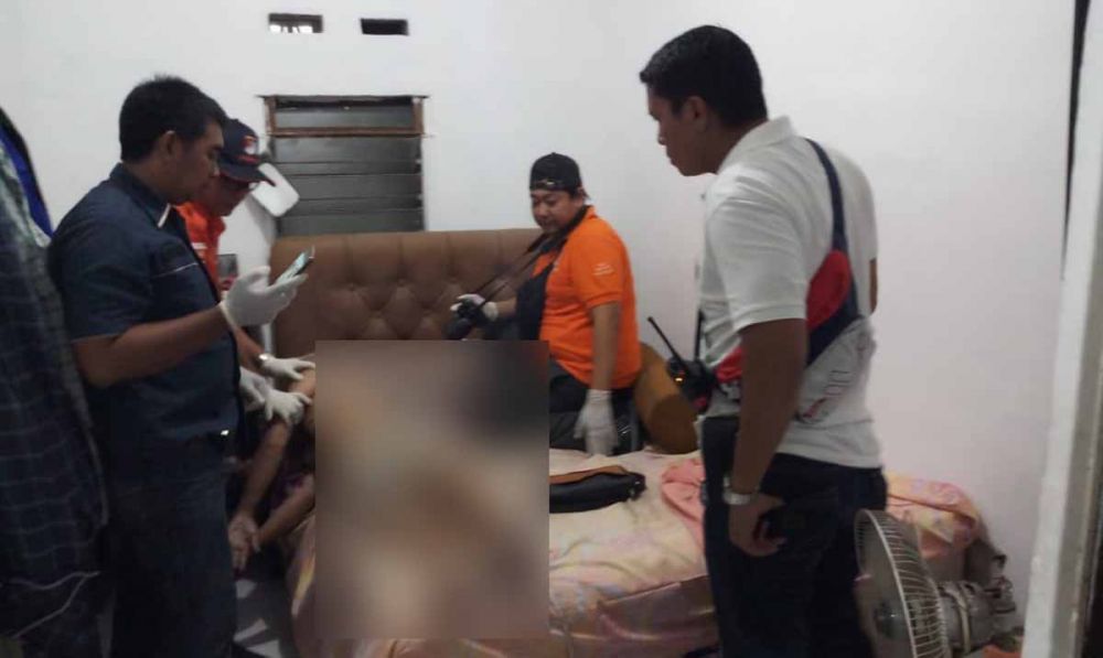 Tim Inafis Polrestabes Surabaya dan Polsek Gayungan melakukan identifikasi korban gantung diri di Gayungan PTT