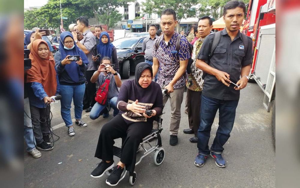 Wali Kota Risma memantau langsung pengerjaan amblesnya Jalan Raya Gubeng beberapa waktu lalu meski kondisi kakinya tengah sakit 