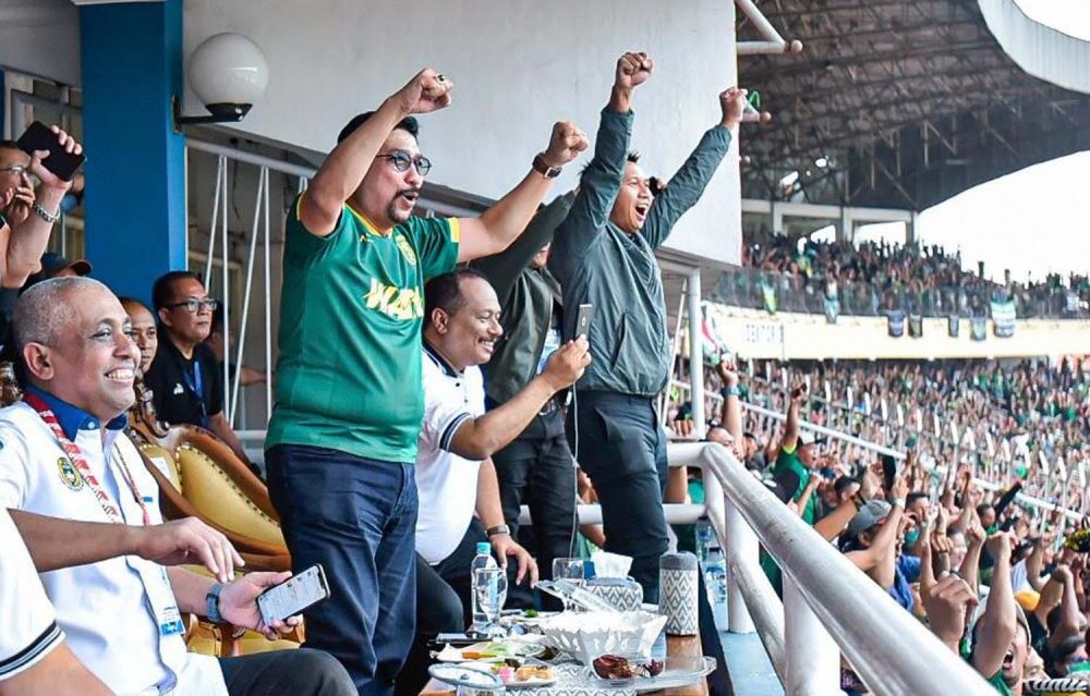 Irjen Pol (Purn) Machfud Arifin bersama Presiden Persebaya Azrul Ananda saat merayakan kemenangan Persebaya atas Persija di Stadion Gelora Delta Sidoarjo