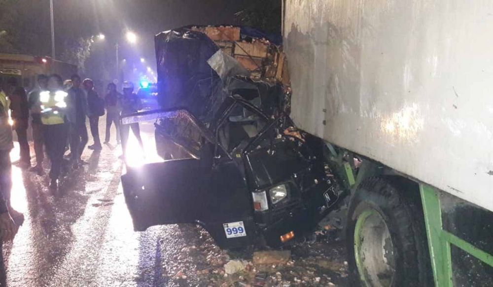 Mobil pikap tabrak truk boks parkir di Jalan Raya Tebel, Gedangan, Sidoarjo