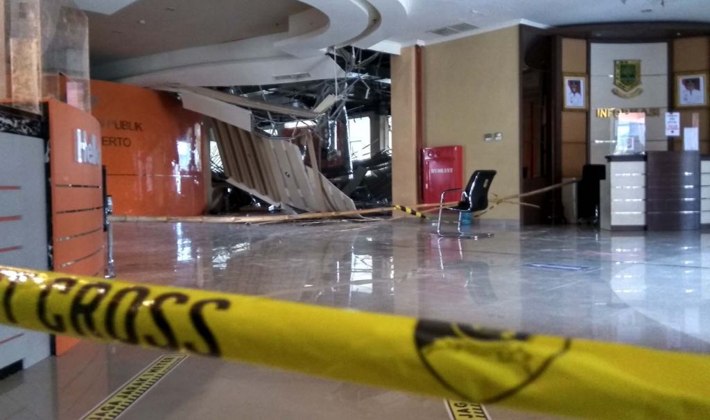 Garis polisi dipasang di Gedung GMSC Jalan Gajah Mada, Kota Mojokerto yang atapnya ambruk