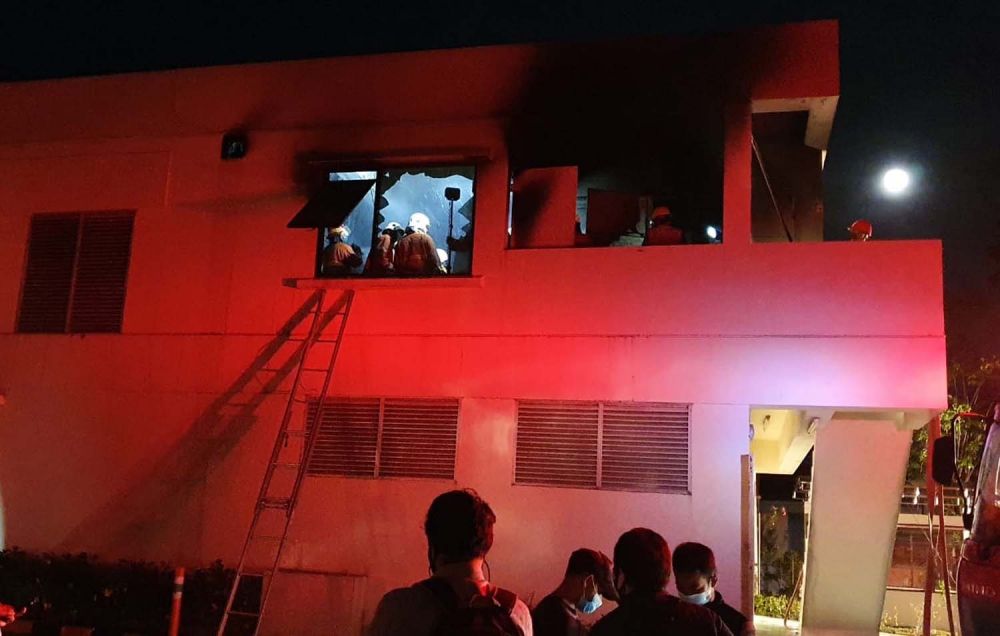 Gedung Genset Rumah Sakit Mitra Keluarga Surabaya Terbakar