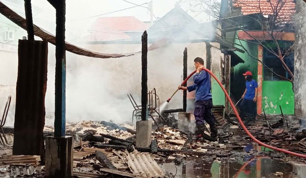 Gedung SMPN 1 Balongbendo Sidoarjo hangus terbakar