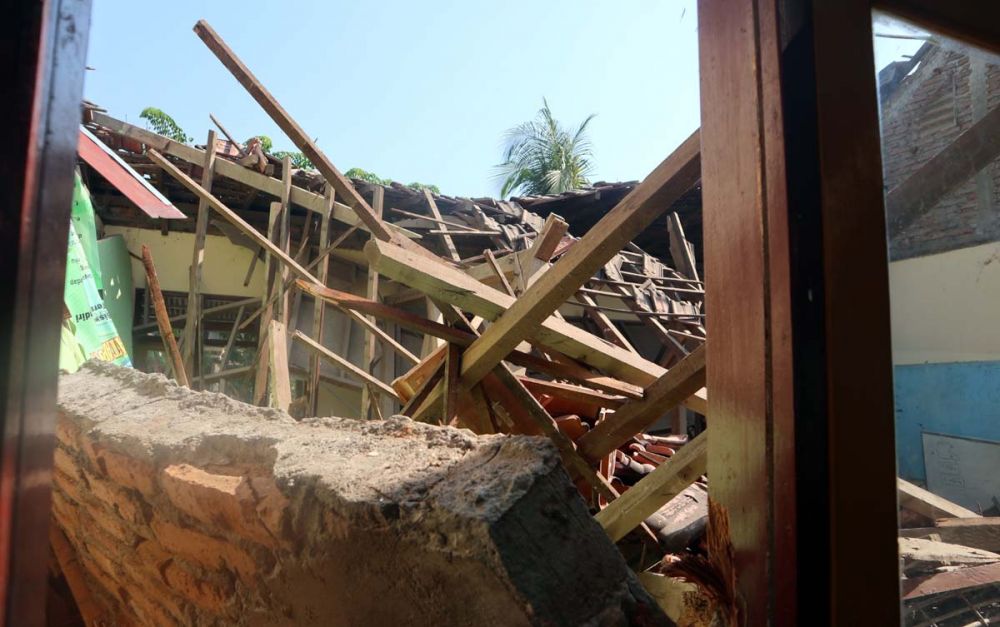 Puing-puing ambruknya atap gedung SMPN di Ponorogo