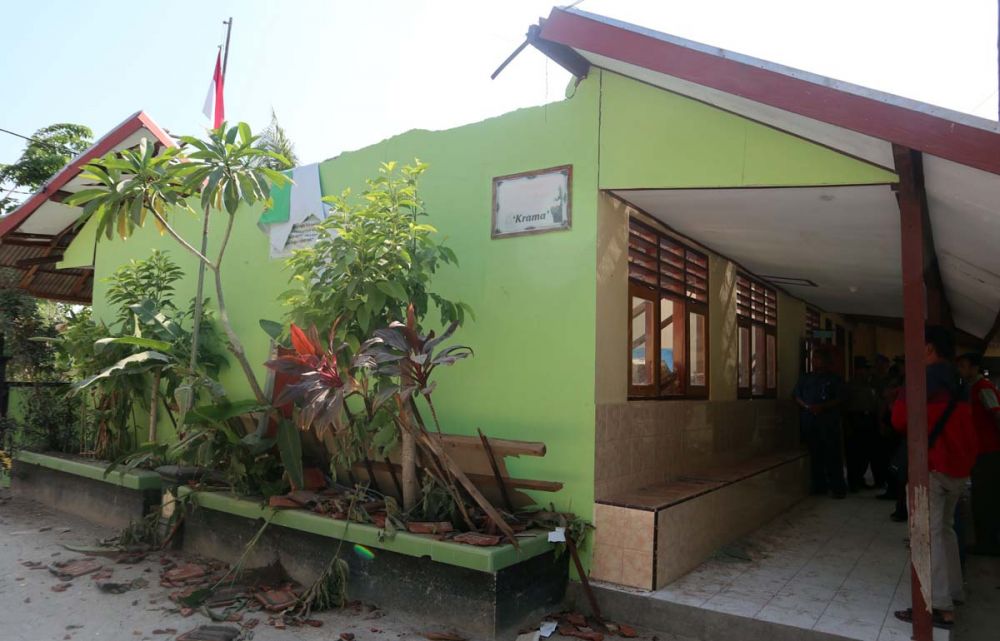 Atap ruang karawitan gedung SMPN Satu Atap Jambon, Ponorog yang ambruk