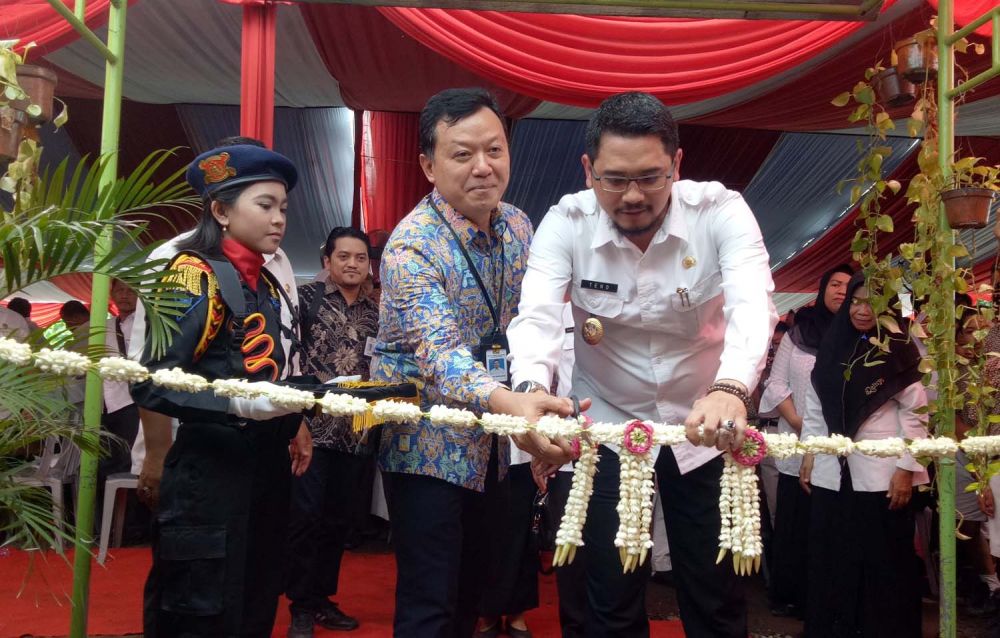 Plt Wali Kota Pasuruan Raharto Teno Prasetyo meresmikan ruang kelas belajar sementara untuk para siswa SDN Gentong
