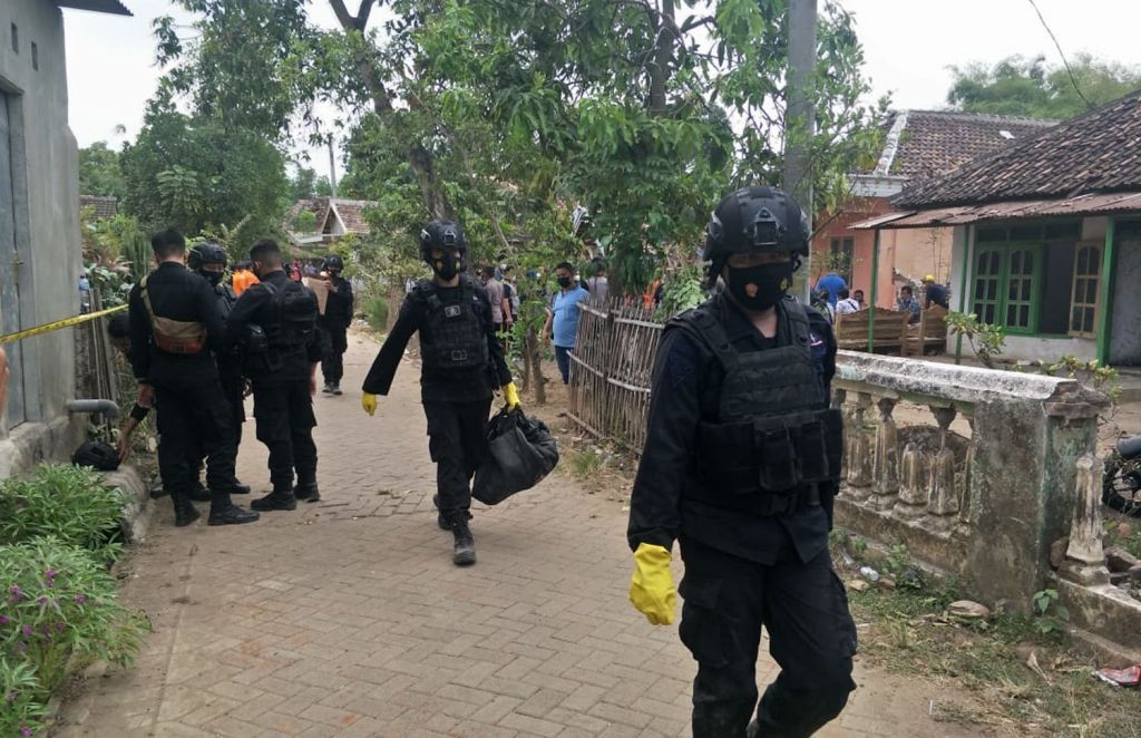 Tim Jibom Brimob Polri mengamankan barang bukti dari lokasi ledakan di Pasuruan
