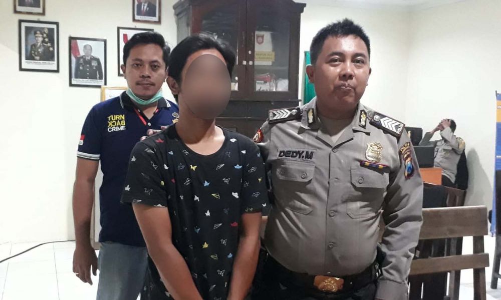Agus diamankan di Mapolsek Gadingrejo, Polres Pasuruan Kota setelah menggelapkan motor saudaranya