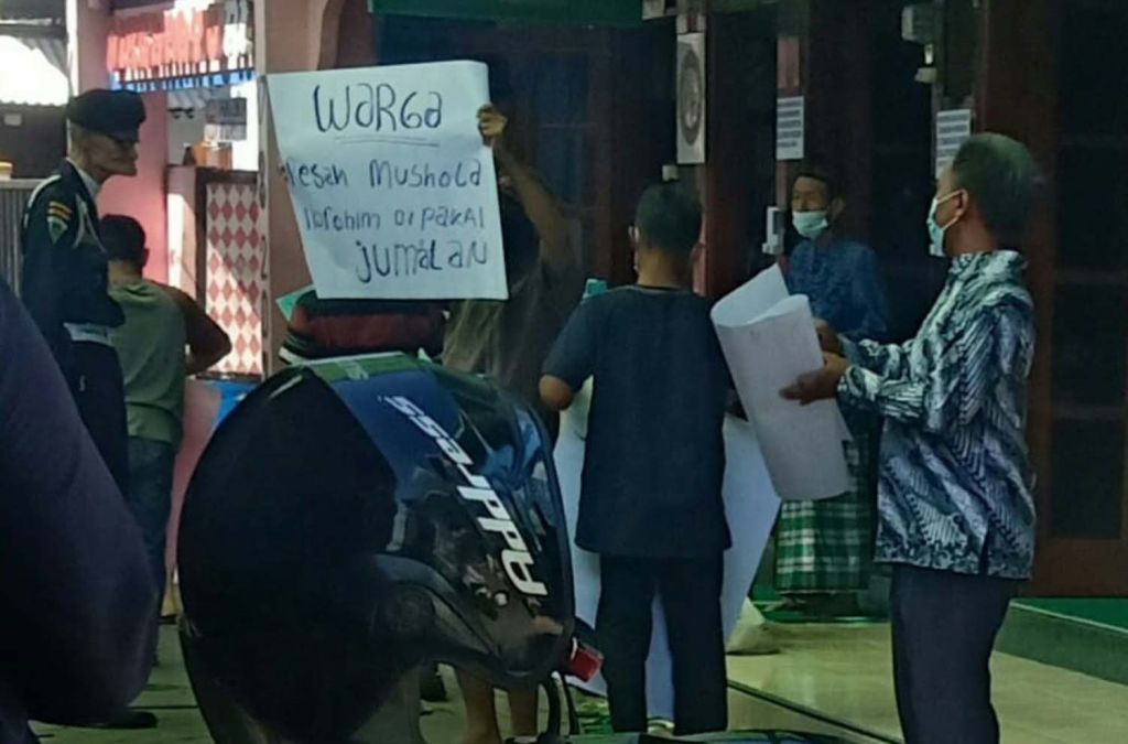 Aksi warga RT 06 RW 03 Gubeng Klingsingan, Surabaya di depan Musala Ibrahim setempat (Foto: Istimewa)