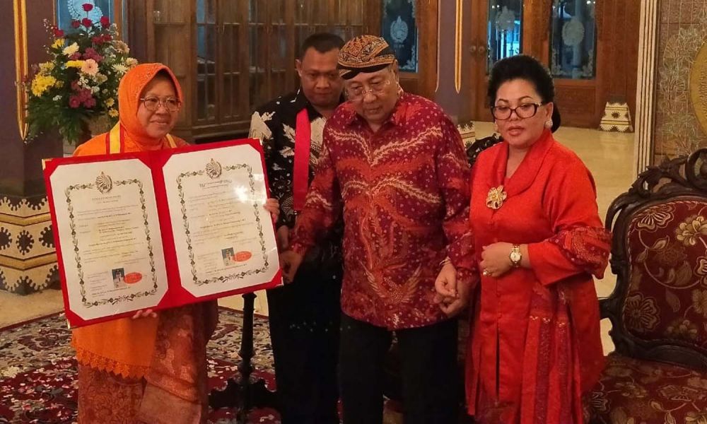 Wali Kota Surabaya Tri Rismaharini saat menerima gelar bangsawan dari Sinuhun Paku Buwono (PB) XIII di Keraton Kasunanan Surakarta Hadiningrat