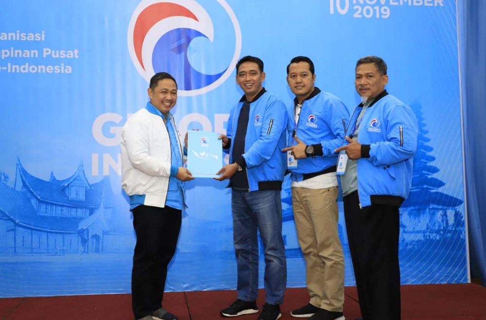 Ketua Umum Partai Gelora Anis Matta menyerahkan SK Kemenkumham kepada pengurus DPW Partai Gelora Jatim