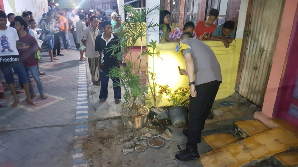 Kapolresta Probolinggo Kota AKBP Alfian Nurrizal melakukan olah TKP penusukan yang diduga dilakukan oleh geng motor.