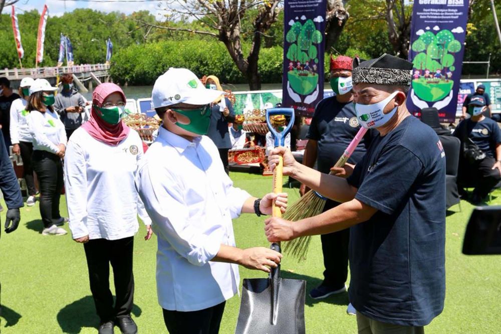 Kemenparekraf menggelar Gerakan BISA dan GPM di Pantai Pulau Santen, Banyuwangi