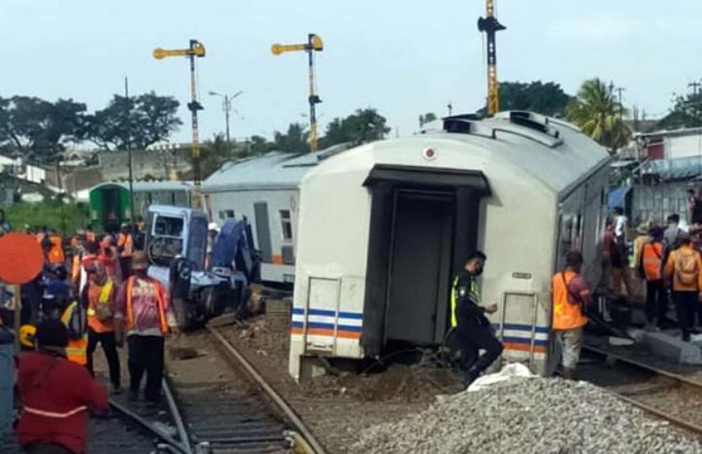 Rangkaian gerbong kereta api (KA) tanpa lokomotif yang meluncur sendiri di Kota Malang