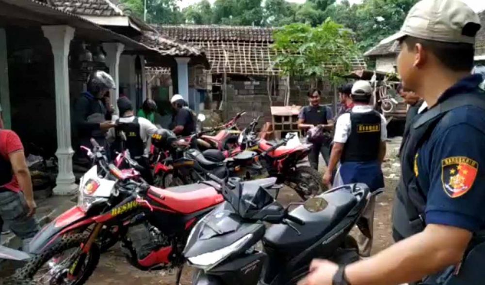 Tim Resmob Suropati, Satreskrim Polres Pasuruan Kota saat menggerebek rumah begal