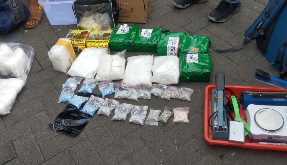 Sabu 25 kg dan pil ekstasi 10 ribu butir disita Satresnarkoba Polrestabes Surabaya dari sindikat narkoba jaringan Malaysia-Surabaya