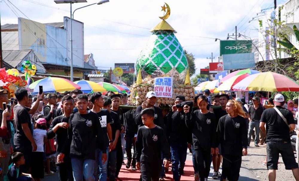 Pawai Grebeg Syawal Sewu Kupat di Desa Temuguruh, Kecamatan Sempu, Kabupaten Banyuwangi 
