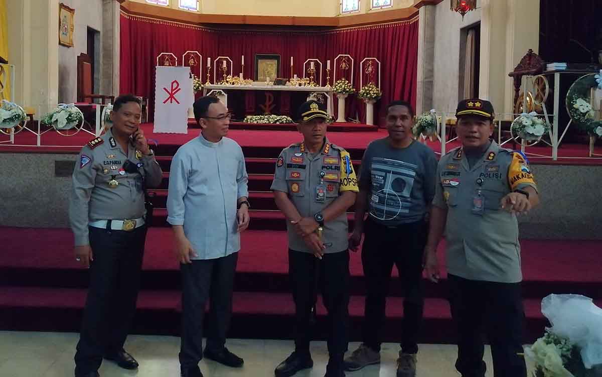 Kapolrestabes Surabaya dan pejabat utama mengecek kesiapan pengamanan di gereja