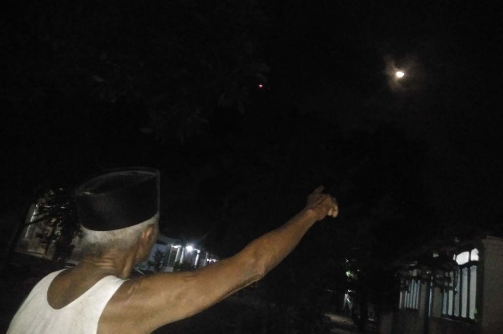 Supar, salah satu warga di Probolinggo melakukan ritual saat gerhana bulan berlangsung