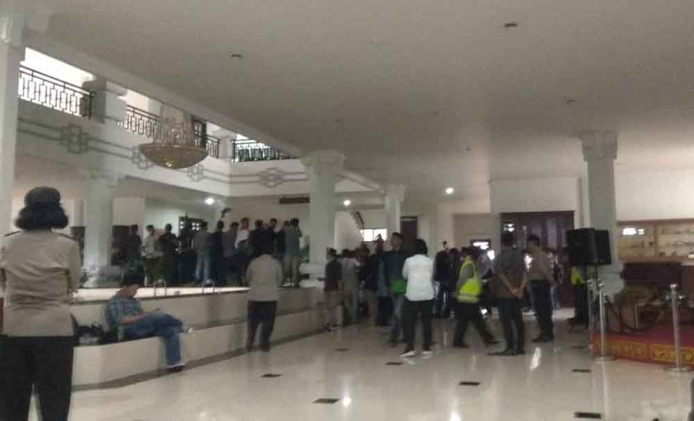 Massa HMI Kota Malang berunjuk rasa di Gedung DPRD Kota Malang 