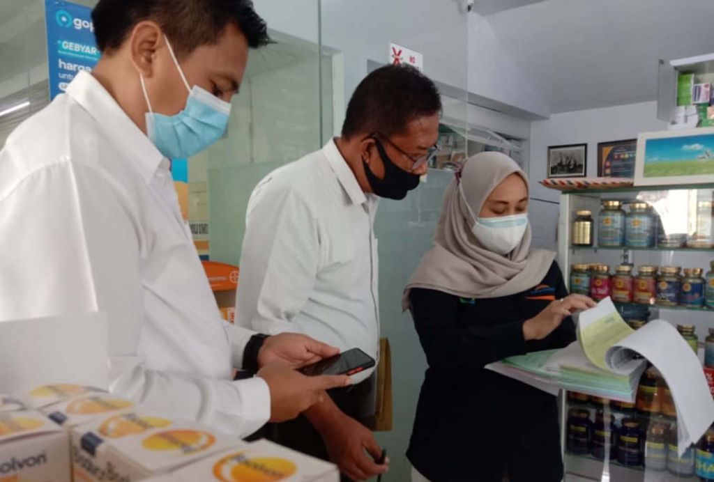 Anggota Ditresnarkoba Polda Jatim saat mengecek harga dan ketersediaan obat Covid-19 di salah satu apotek di Surabaya