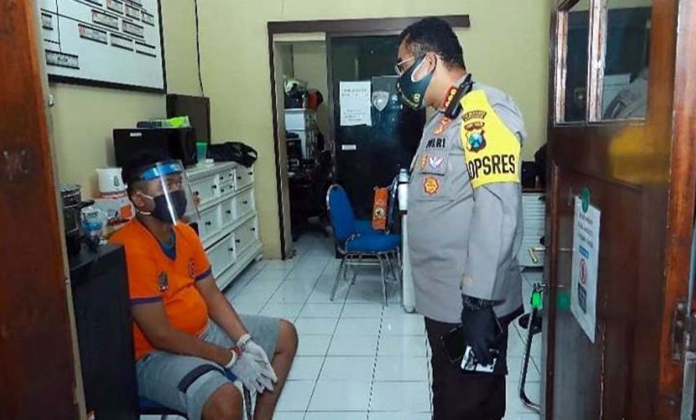 Kapolrestabes Surabaya Kombes Pol Johnny Eddizon Isir menginterogasi Gilang (Foto: @surabayapolice1.official)