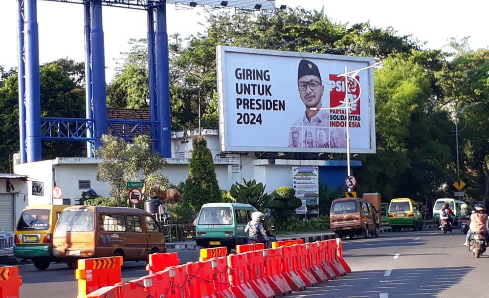 Baliho 'Giring Untuk Presiden 2024' terpampang di Jalan Joyoboyo, Wonokromo, Surabaya (Foto: Zain Ahmad/jatimnow.com)