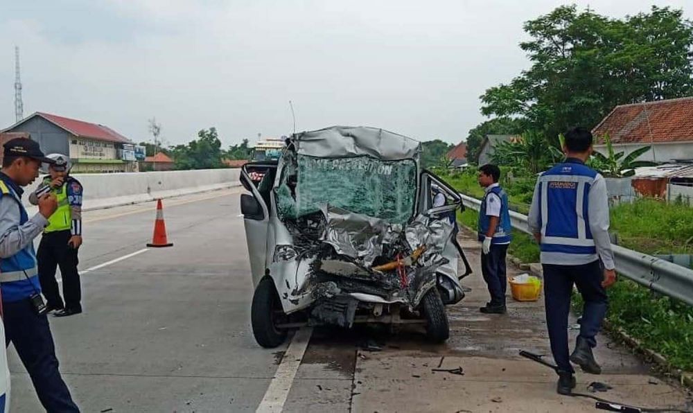 Mobil Gran Max tabrak truk boks di Jalan Tol Gempol-Pasuruan