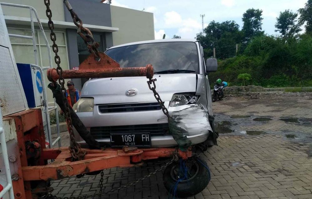 Ban Pecah, Gran Max Tabrak Pembatas Jalan Tol Pandaan-Malang