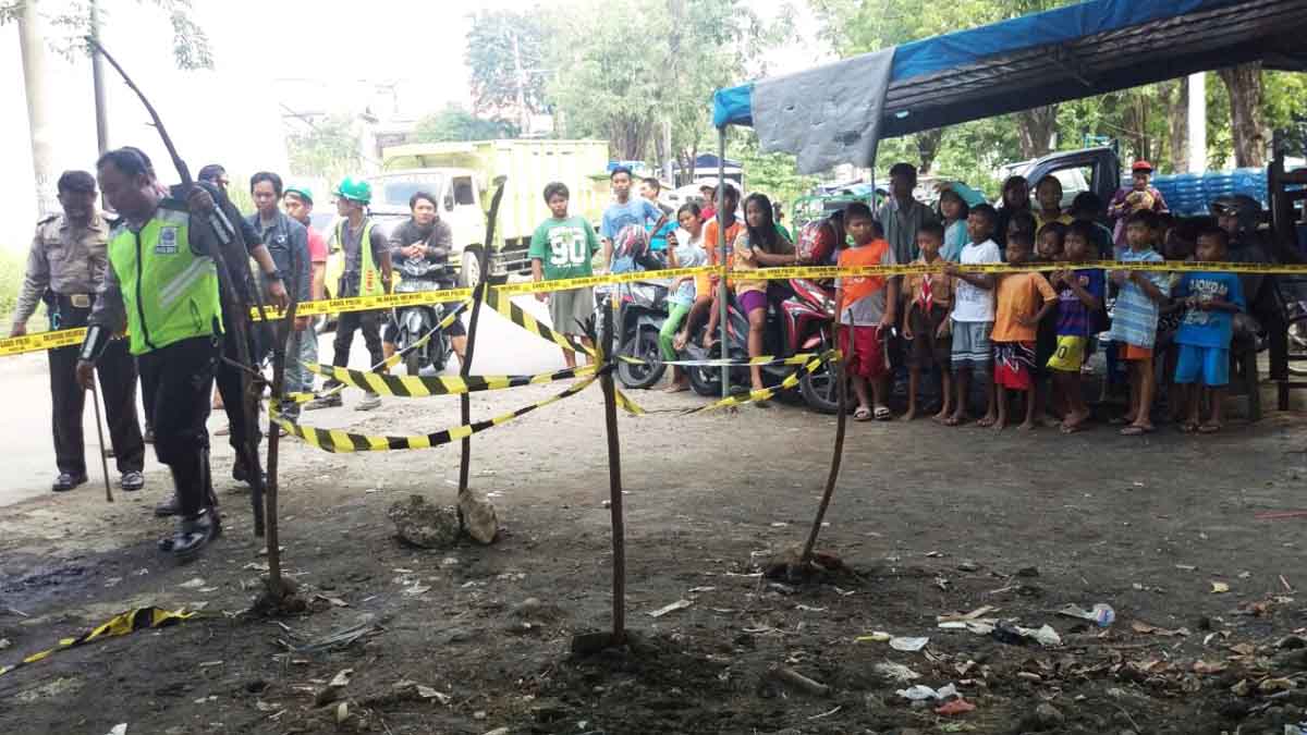 Polisi memasang garis polisi dan berjaga di lokasi penemuan benda mirip granat