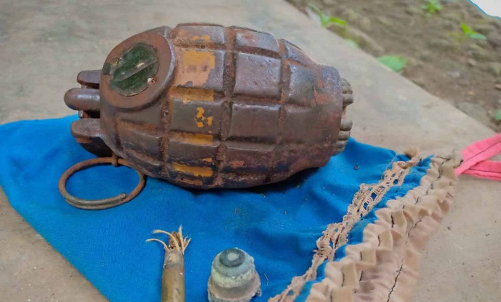 Granat jenis nanas yang diduga aktif diamankan