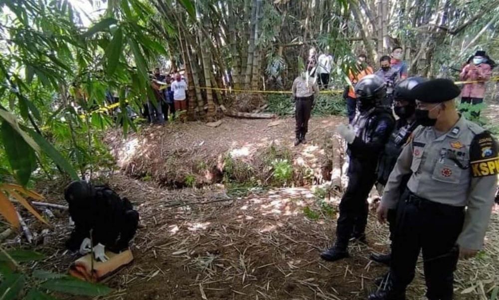 Tim Penjinak Bom Brimob mengevakuasi granat nanas di Magetan