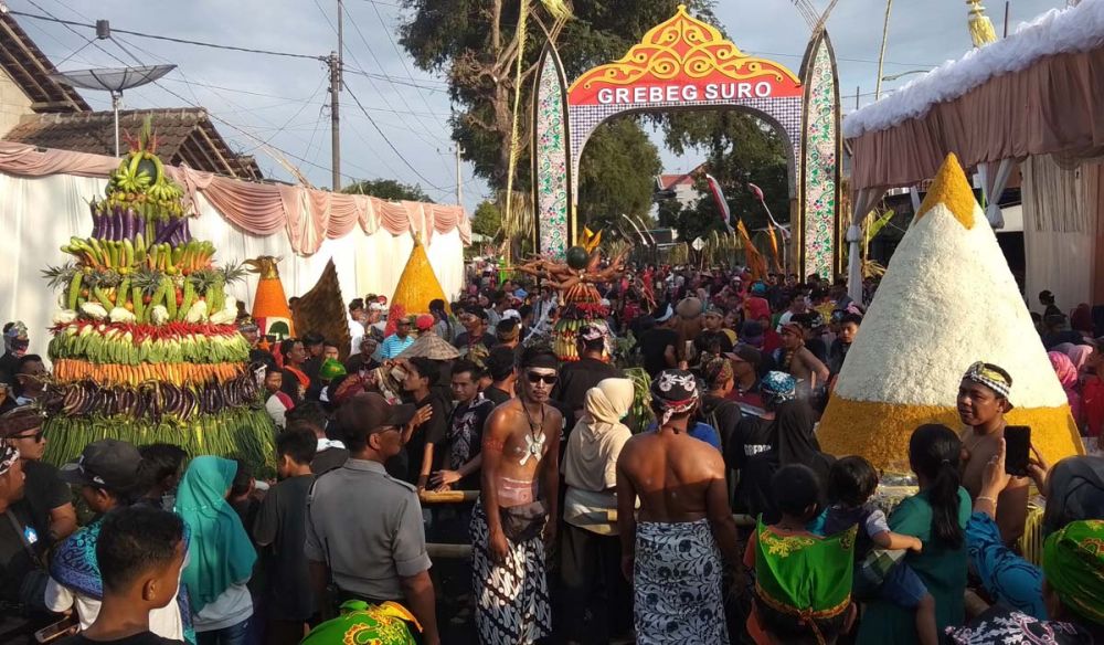 Warga Dusun Pekulo, Desa Kepundungan, Kecamatan Srono, Kabupaten Banyuwangi mengarak 25 tumpeng raksasa dalam Grebeg Suro