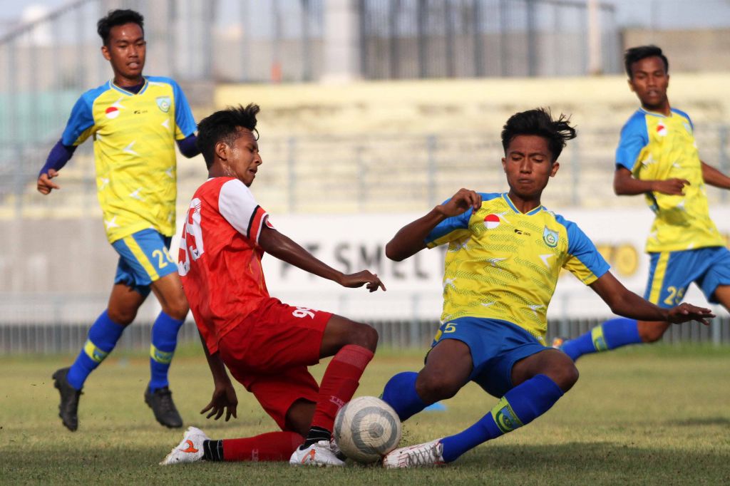 Skuad Gresik United (kuning) saat uji coba kontra Putra Delta Sidoarjo di Stadion Gelora Joko Samudro Gresik, Jumat (1/10/2021) - (Foto: Sahlul Fahmi/jatimnow.com)