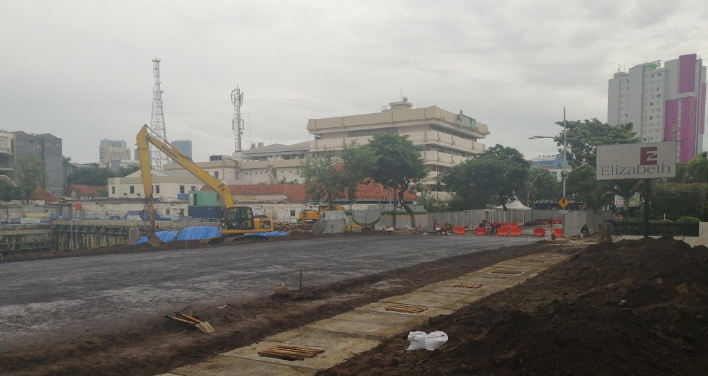 Jalan Raya Gubeng dilakukan pengaspalan dua lajur disisi timur.