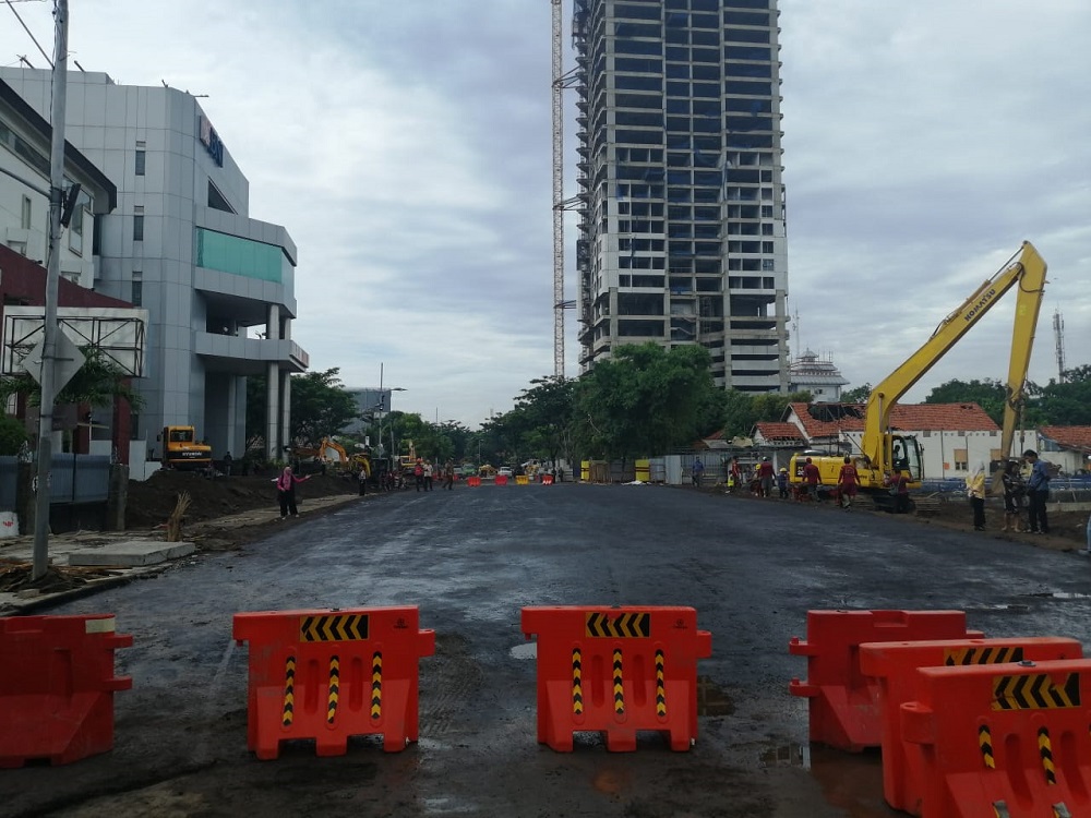 Pelaksanaan pengaspalan Jalan Raya Gubeng yang akan selesai sore ini.