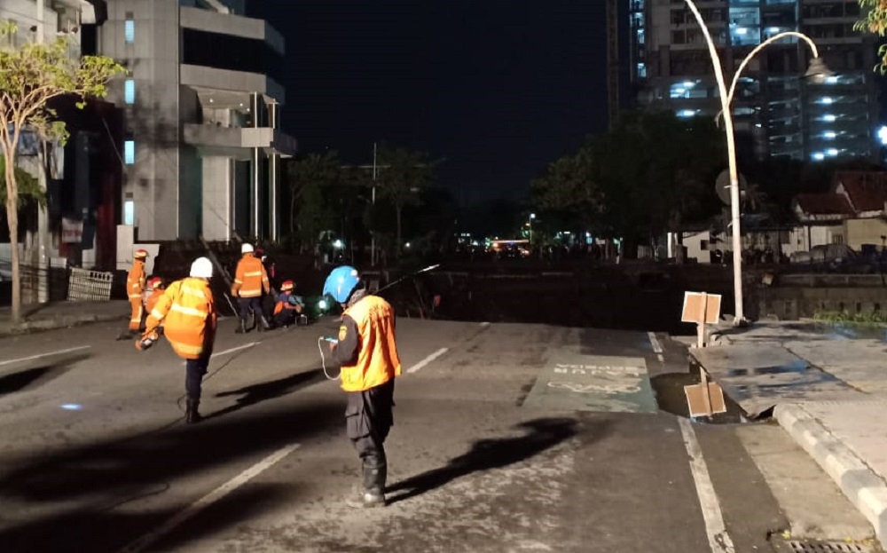 Awas! Jalan Raya Gubeng di Surabaya Ambles Menyerupai Jurang