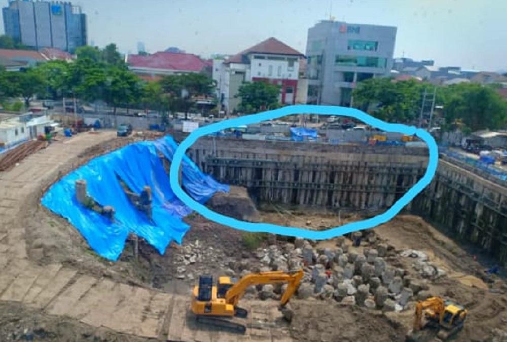 Foto yang beredar di media sosial memperlihatkan lokasi ambles dan proyek  RS Siloam di Jalan Raya Gubeng