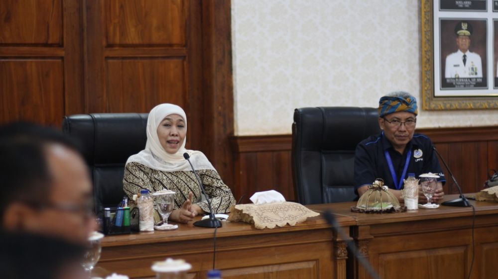 Gubernur Khofifah  bersama Koordinator KKN Kolaboratif PTN Jatim Eko Supeno (kanan) saat membahas KKN kolaboratif Brantas Tuntas di Gedung Negara Grahadi, Jumat (22/11/2019). (Foto: Nindita Naisella/UNAIR NEWS)