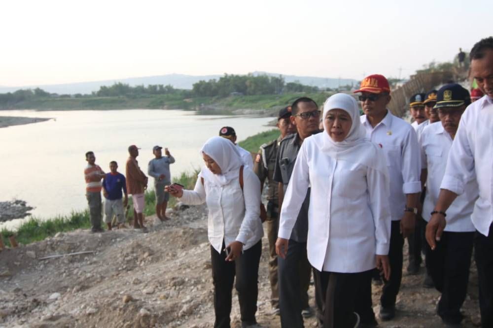 Gubernur Khofifah di Sungai Bengawan Solo