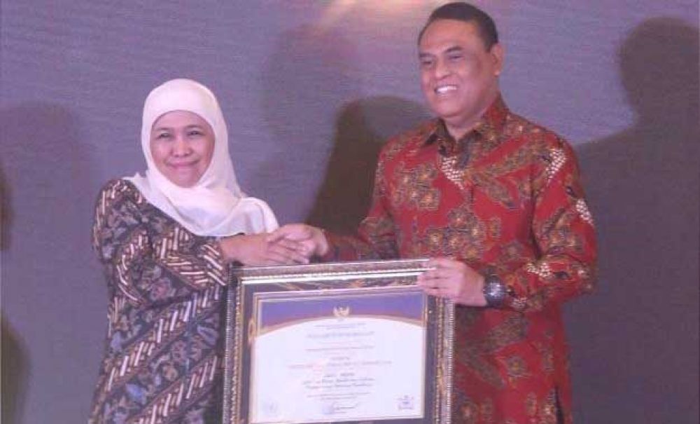 Gubernur Khofifah terima penghargaan dari MenPAN RB, Syafruddin 