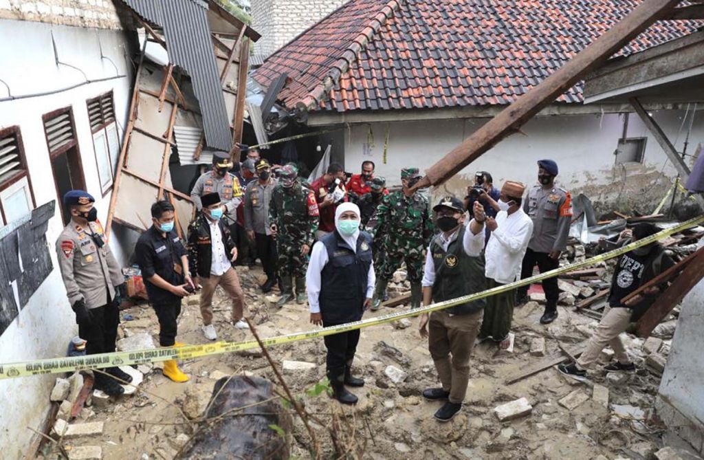 Gubernur Jatim Khofifah Indar Parawansa saat -meninjau lokasi longsor di Pamekasan, Kamis (25/2/2021)