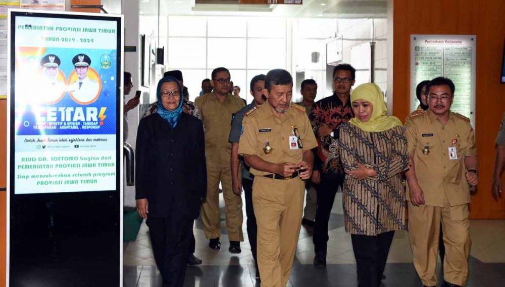 Gubernur Khofifah didampingi pejabat Pemprov Jatim dan Pemkot Surabaya menjenguk Wali Kota Risma di RSU dr Soetomo