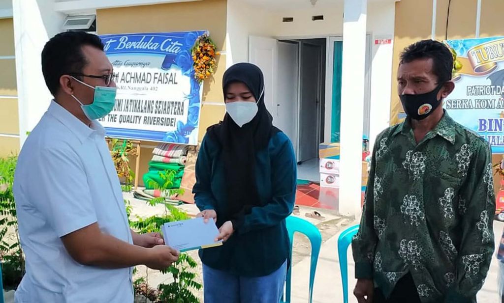 Gubernur NTB Zulkieflimansyah saat memberikan bantuan kepada Auliana Marida, istri almarhum Sertu (Kom) Achmad Faisal di Sidoarjo